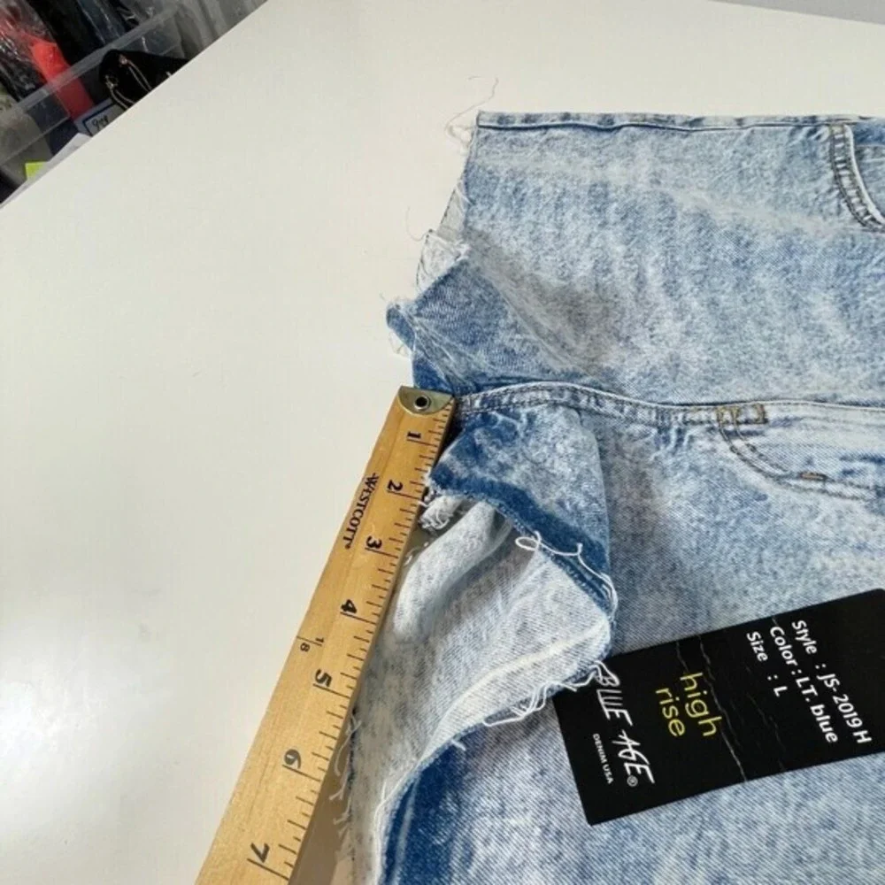Blue Age High Rise Cut‎ Off Shorts Womens Size L Blue Light Denim Raw Hem NEW